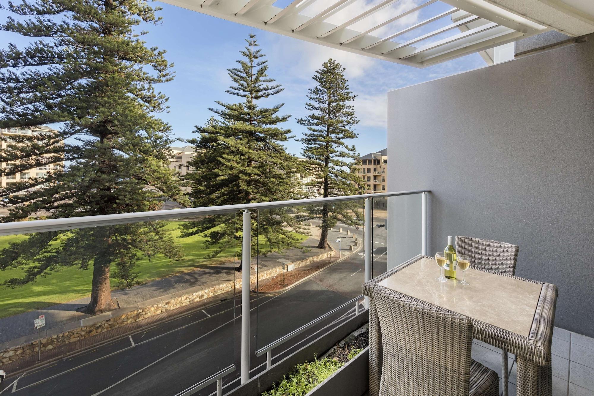 Oaks Glenelg Liberty Suites Аделейд Екстериор снимка
